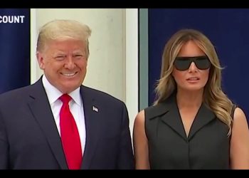 Trump poprosił żonę o uśmiech. Reakcja Melanii hitem sieci [WIDEO]