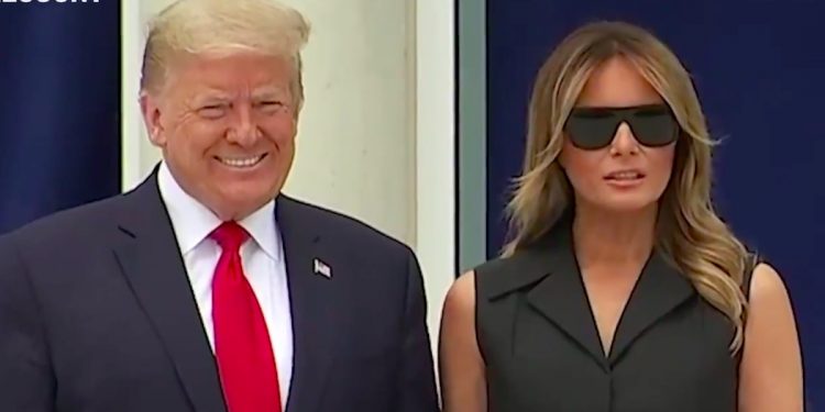Trump poprosił żonę o uśmiech. Reakcja Melanii hitem sieci [WIDEO]