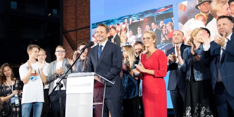 Late poll: Trzaskowski deklasuje wśród osób z wyższym wykształceniem!