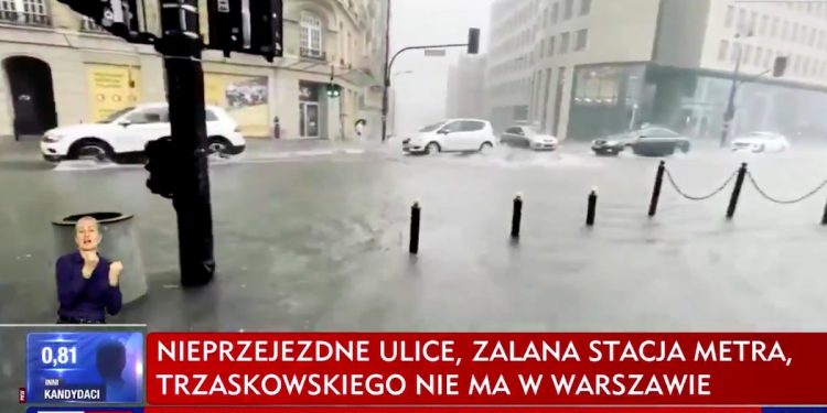 Ulewy w Warszawie. TVP Info atakuje Trzaskowskiego: „Czy rząd znów będzie musiał uratować mieszkańców?” [WIDEO]