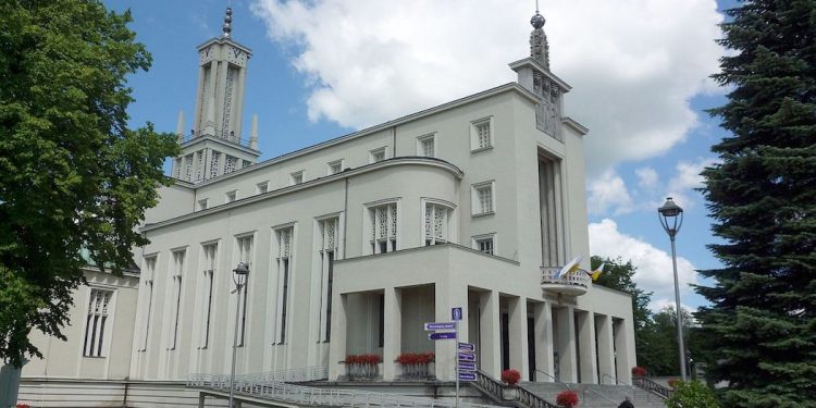 Niepokalanów: z powodu zakażania koronawirusem jednego z zakonników bazylika została zamknięta