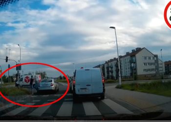 Wrocław. Bójka na skrzyżowaniu! Obok przejechała… policja [WIDEO]
