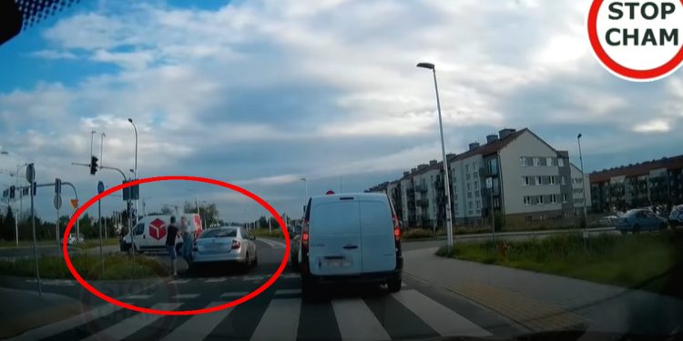 Wrocław. Bójka na skrzyżowaniu! Obok przejechała… policja [WIDEO]