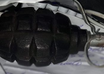 Przyszedł do własnej babci z… granatem i pistoletem. Chciał pieniędzy