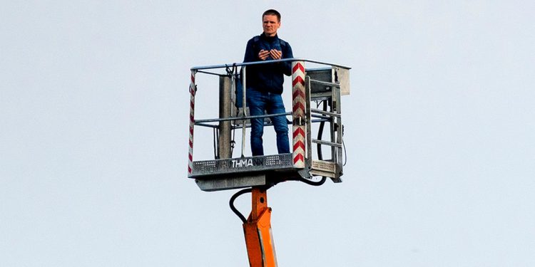 Kibic Śląska Wrocław wynajął podnośnik, by obejrzeć mecz. Szukają go