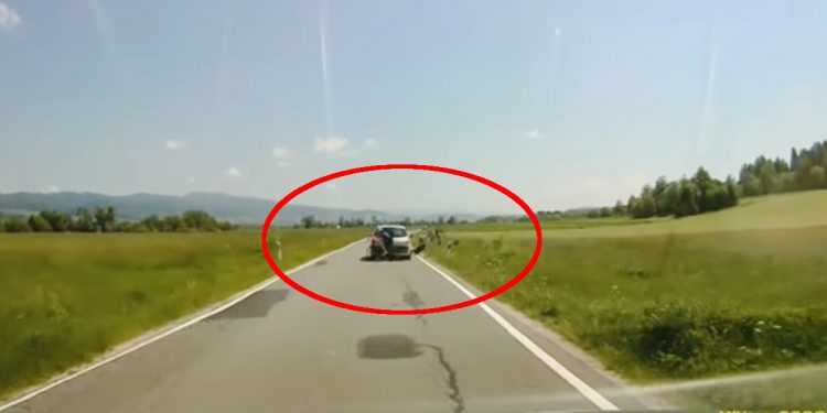 Kierowca zaatakował rowerzystów! Wstrząsające nagranie [WIDEO]