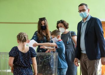 Tak głosują kandydaci i politycy. Wielu już pojawiło się w lokalach wyborczych [FOTO]