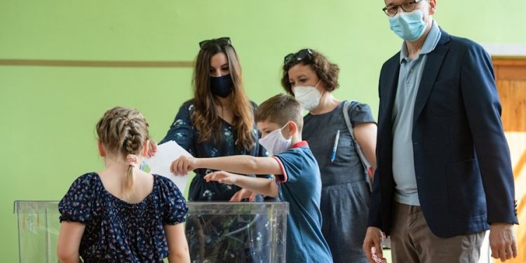 Tak głosują kandydaci i politycy. Wielu już pojawiło się w lokalach wyborczych [FOTO]