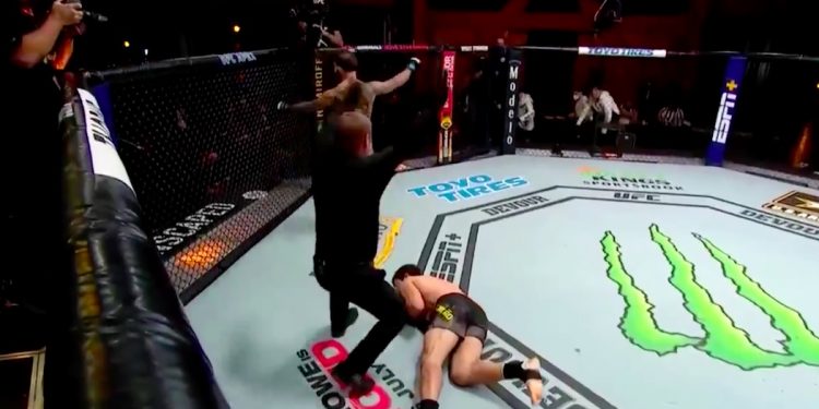 Potężny nokaut w UFC! Zawodnik padł na deski [WIDEO]