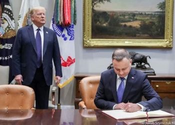 Zdjęcie Dudy i Trumpa obiegło internet. Role się odwróciły? [FOTO]