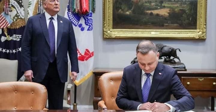 Zdjęcie Dudy i Trumpa obiegło internet. Role się odwróciły? [FOTO]
