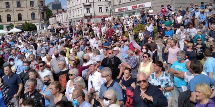 Dziennikarz ma koronawirus. Relacjonował wiec Trzaskowskiego