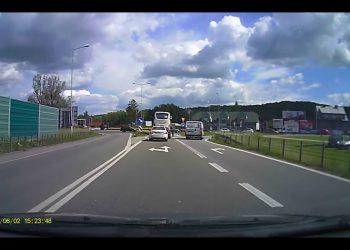 Pasażer wyskoczył z okna autobusu. Myślał, że kierowca jedzie w złym kierunku [WIDEO]