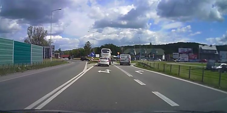Pasażer wyskoczył z okna autobusu. Myślał, że kierowca jedzie w złym kierunku [WIDEO]