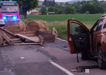 Podczas jazdy zgubił… wóz z sianem. Doszło do wypadku