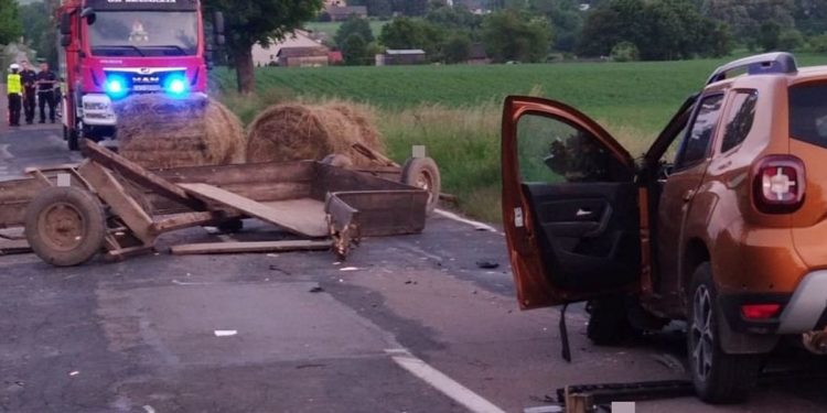 Podczas jazdy zgubił… wóz z sianem. Doszło do wypadku