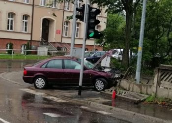 13-latek ukradł samochód sąsiadce. Rozbił się na płocie