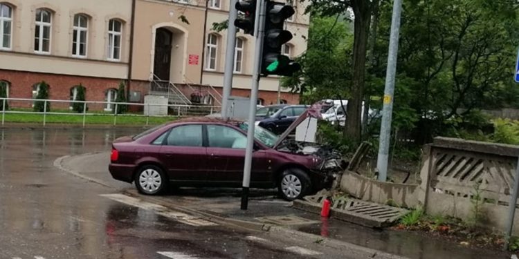13-latek ukradł samochód sąsiadce. Rozbił się na płocie