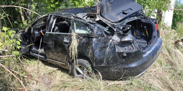 17-latek rozbił audi. We wraku spędził kilka godzin
