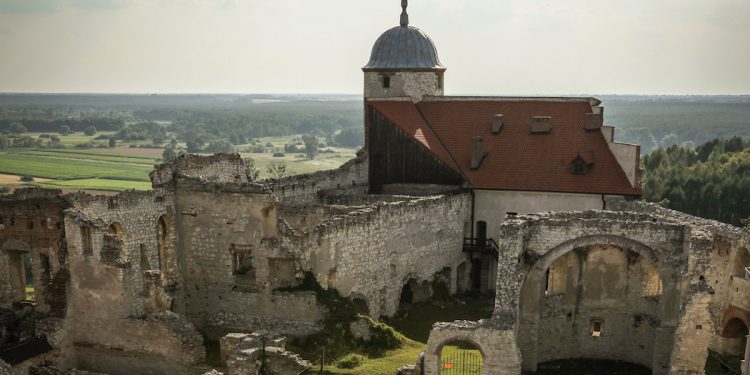 Koronawirus na zamku i w autobusie. Sanepid szuka turystów