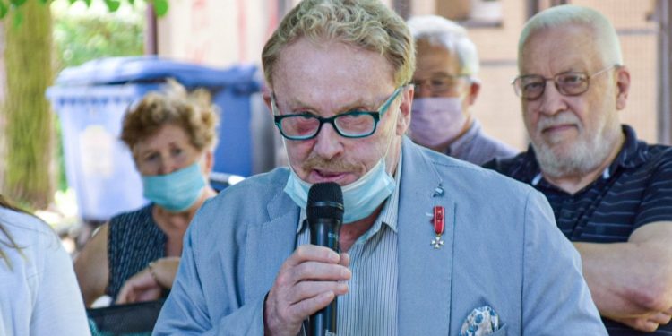 Olbrychski recytuje wiersz o… wyborach. „Śmieszny dyktatorek” [WIDEO]