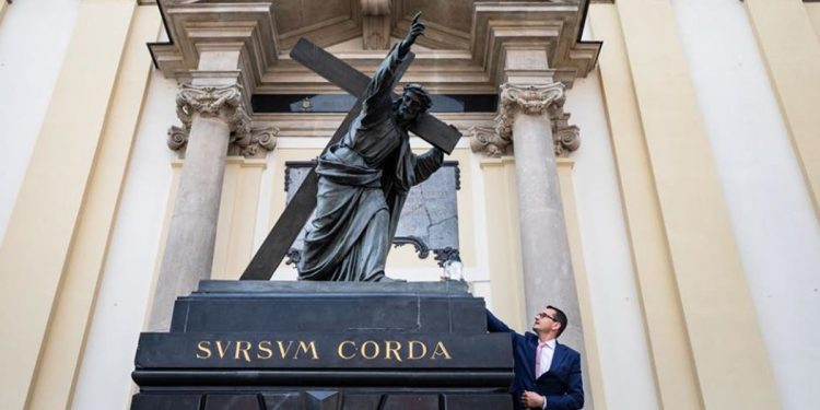 Premier Morawiecki reaguje na profanację! „Granice zostały przekroczone”