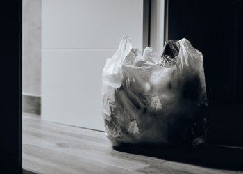 Jak ograniczyć zużycie plastiku podczas zakupów? Poznaj 4 proste sposoby!