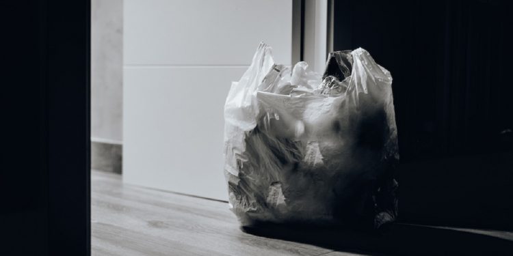 Jak ograniczyć zużycie plastiku podczas zakupów? Poznaj 4 proste sposoby!