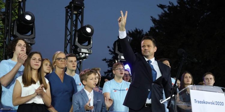 Trzaskowski „zgarnia” więcej województw! Zaskakujące wyniki