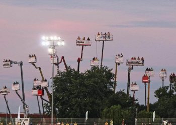 O wyczynie polskich kibiców piszą wszyscy. Wynajęli 18 dźwigów, by obejrzeć mecz! [FOTO]