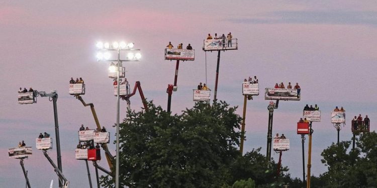 O wyczynie polskich kibiców piszą wszyscy. Wynajęli 18 dźwigów, by obejrzeć mecz! [FOTO]