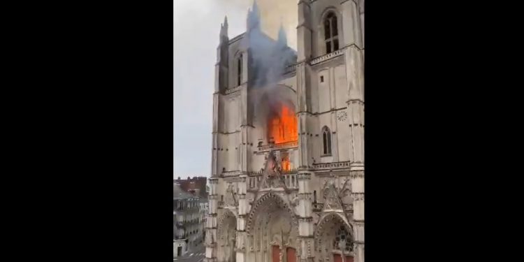 Płonie katedra w Nantes! „Pożar jest poważny”  [WIDEO]
