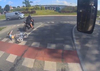 Motocyklista potrącił dziewczynkę. Matka szuka sprawcy i publikuje nagranie [WIDEO]