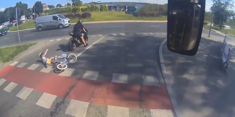 Motocyklista potrącił dziewczynkę. Matka szuka sprawcy i publikuje nagranie [WIDEO]