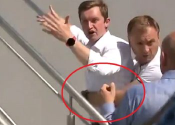 nitras trzyma kaletę