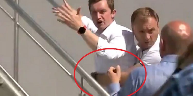 nitras trzyma kaletę