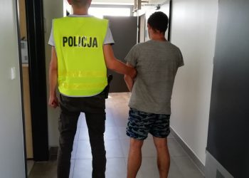 Okradł grób z kwiatów. Dał je koleżankom