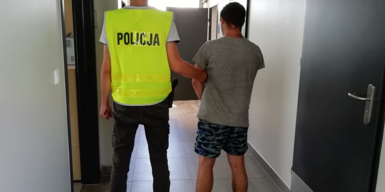 Okradł grób z kwiatów. Dał je koleżankom