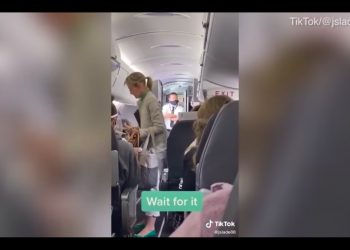 Nie chciała założyć maseczki w samolocie. Gdy została wyproszona, pasażerowie zaczęli bić brawo [WIDEO]