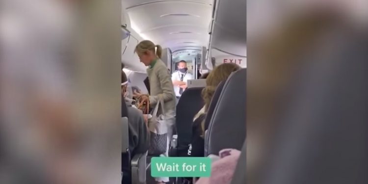 Nie chciała założyć maseczki w samolocie. Gdy została wyproszona, pasażerowie zaczęli bić brawo [WIDEO]
