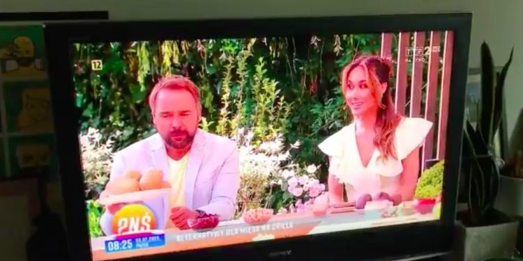 Skandal w „Pytaniu na śniadanie”. Prowadzący rzucił pieczywem, widzowie oburzeni [WIDEO]