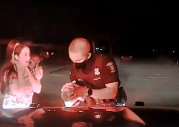 Policjant uratował niemowlę. Pokazali dramatyczne nagranie [WIDEO]