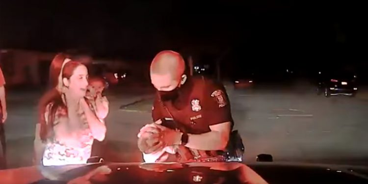 Policjant uratował niemowlę. Pokazali dramatyczne nagranie [WIDEO]