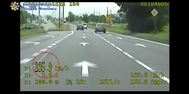 Przekroczył prędkość o 85 km/h. Twierdził, że… nie zna przepisów