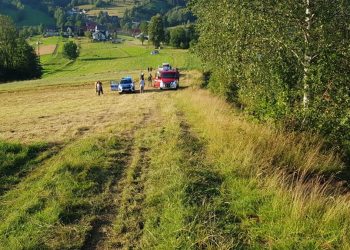 Tragiczny wypadek na polu. Zginął przygnieciony przez ciągnik