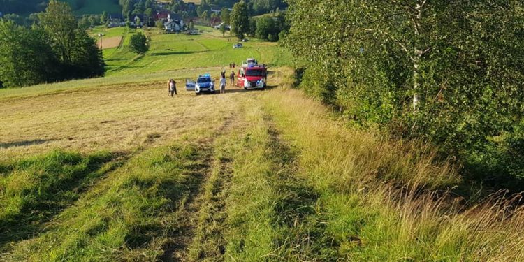 Tragiczny wypadek na polu. Zginął przygnieciony przez ciągnik