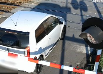 Utknęła na przejeździe kolejowym. O włos od tragedii! [WIDEO]