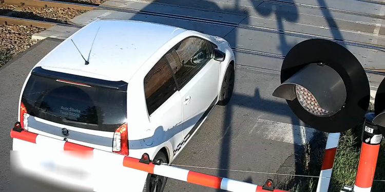 Utknęła na przejeździe kolejowym. O włos od tragedii! [WIDEO]
