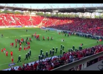 Tak kibice „świętowali” awans Widzewa. Wbiegli na murawę i zaatakowali piłkarzy [WIDEO]