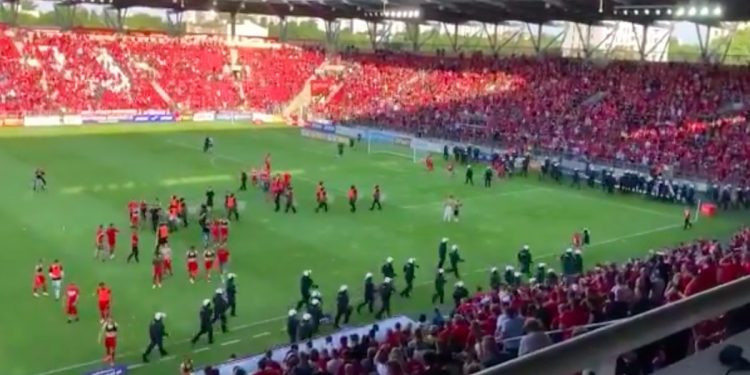 Tak kibice „świętowali” awans Widzewa. Wbiegli na murawę i zaatakowali piłkarzy [WIDEO]
